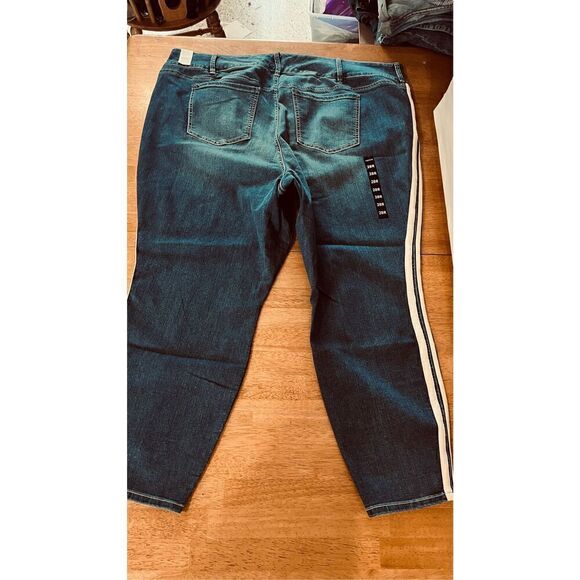 TORRID WOMENS JEANS WITH WHITE STRIPE DOWN LEG WOMENS SIZE 6XL NEW - Picture 9 of 12
